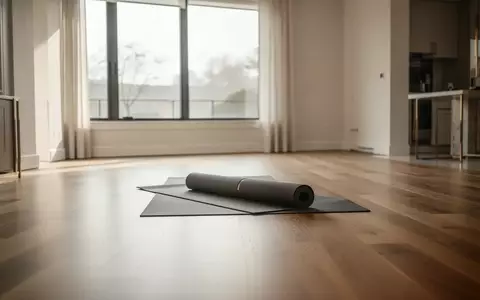 Eine ausgerollte Yogamatte auf einem hellen Holzboden in einem sonnendurchfluteten, minimalistischen Raum. - Foto: über boerse-global.de