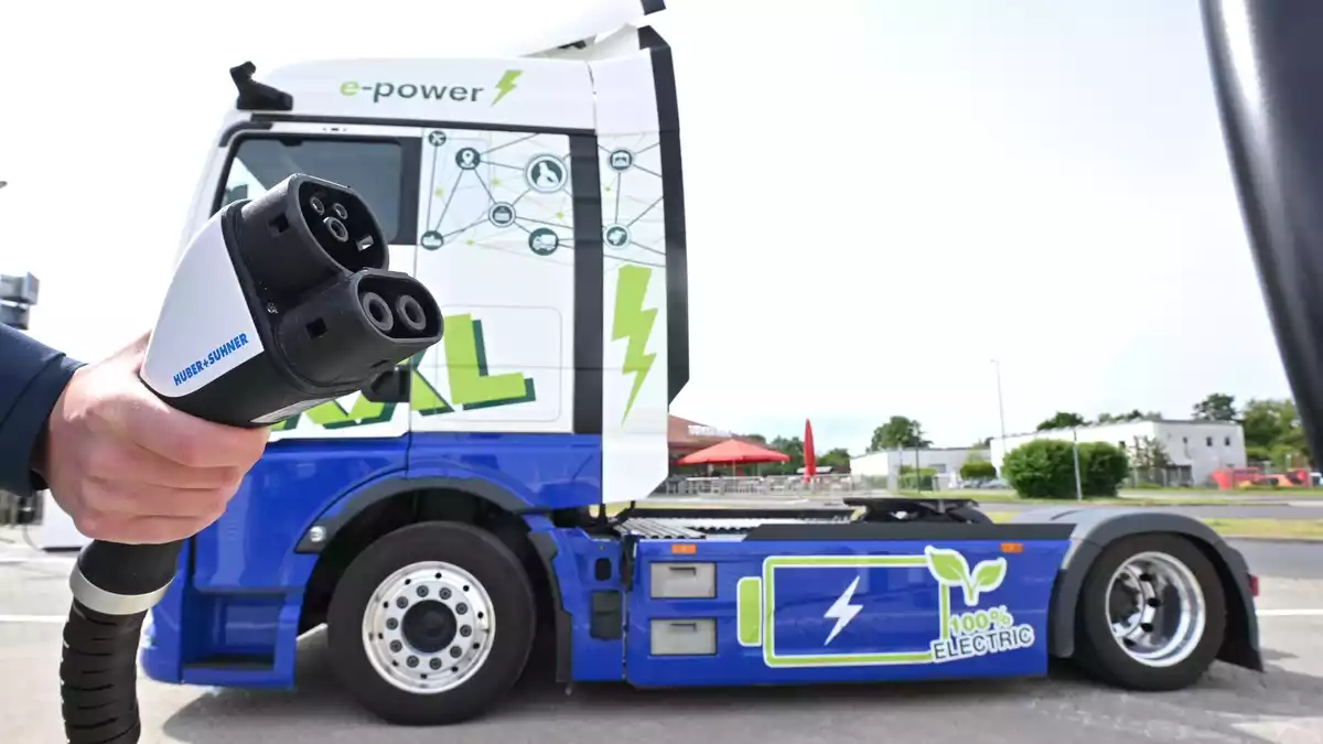 Der Ladebedarf für elektrische Lkw steigt laut einer Prognose des Fraunhofer-Instituts in den kommenden Jahren schnell an. (Archivbild) - Bild: Julian Stratenschulte/dpa