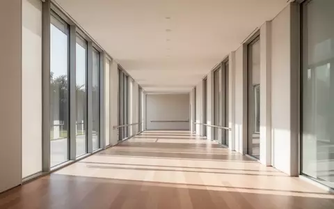 Ein heller, barrierefreier Flur in einem modernen Gebäude mit großen Fensterfronten und minimalistischem Design. - Foto: über boerse-global.de