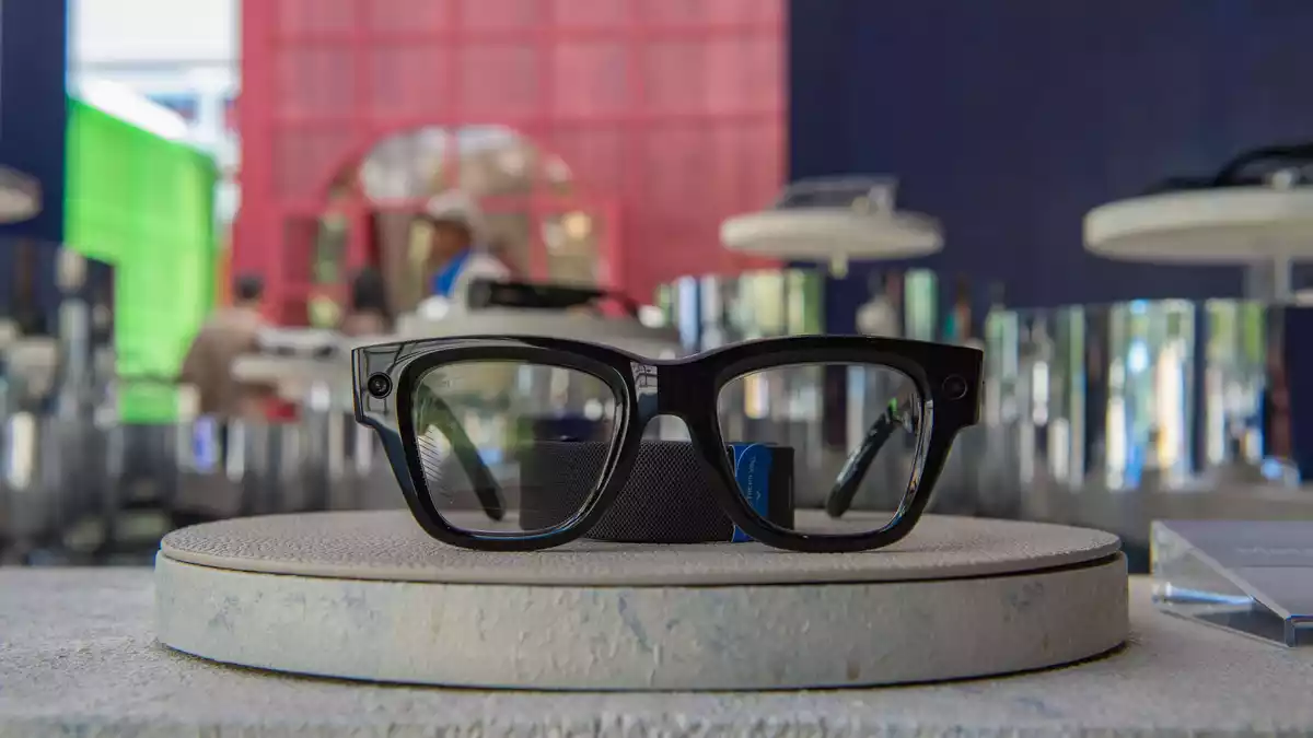In den USA kam die Display-Brille bereits Ende vergangenen Jahres auf den Markt. - Bild: Andrej Sokolow/dpa