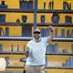 Mit der neuen kompakten VR-Brille soll man auch VR-Games wie «Beat Saber» spielen, wie Top-Manager Andrew Bosworth vorführte. - Bild: Andrej Sokolow/dpa