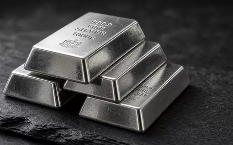 Glänzende Silberbarren gestapelt auf einer dunklen Schieferplatte bei natürlichem, weichem Licht. - Foto: über boerse-global.de