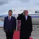 US-Präsident Donald Trump verzog es das Gesicht, als Bomber des US-Militärs über der Empfangszeremonie hinwegflogen.  - Bild: Alex Brandon/AP/dpa