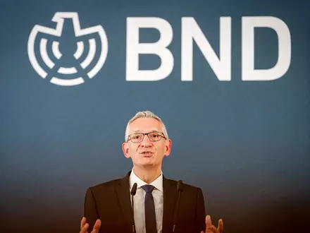 BND-Präsident Jäger sagt, die deutsche Öffentlichkeit müsse verstehen, «dass scheinbar zusammenhanglose hybride Aktivitäten strategisch miteinander verbundene feindselige Handlungen sind». (Archivfoto) - Foto: Kay Nietfeld/dpa
