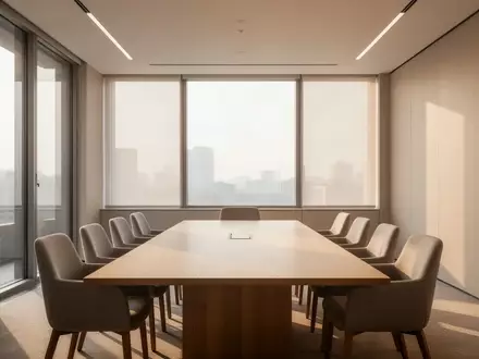 Ein minimalistisch eingerichteter, leerer Konferenzraum mit modernem Mobiliar und hellem Tageslichteinfall. - Foto: über boerse-global.de