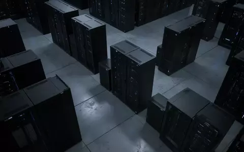 Dunkle, minimalistische Serverraum-Umgebung mit unbeschrifteten Rack-Gehäusen in kühlem, blauem Licht. - Foto: über boerse-global.de