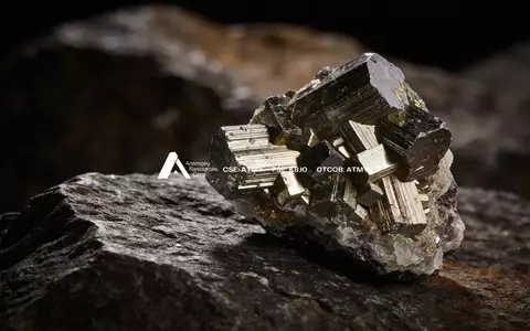 Nahaufnahme eines kristallinen Minerals auf dunklem Gestein, das den Bergbausektor und die Rohstoffexploration symbolisiert. - Foto: über boerse-global.de
