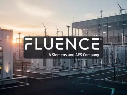 Moderne industrielle Energiespeicheranlagen in einer weitläufigen Anlage bei Sonnenaufgang. - Foto: über boerse-global.de
