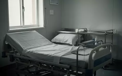 Ein leeres Krankenhausbett in einem sterilen Untersuchungsraum mit natürlichem Lichteinfall. - Foto: über boerse-global.de