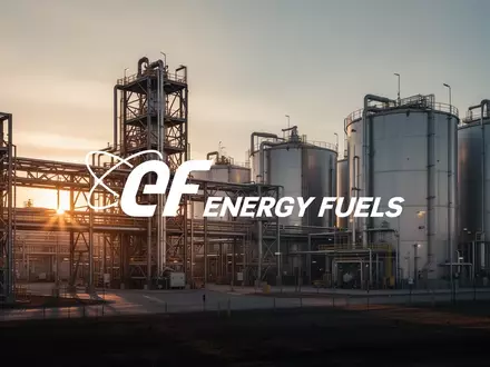 Moderne industrielle Anlage zur Uranverarbeitung bei Sonnenaufgang mit komplexer Stahlkonstruktion. - Foto: über boerse-global.de