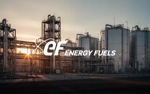 Moderne industrielle Anlage zur Uranverarbeitung bei Sonnenaufgang mit komplexer Stahlkonstruktion. - Foto: über boerse-global.de