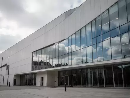 Moderne Büroarchitektur mit Glasfassade bei bewölktem Himmel in Brüssel - Foto: über boerse-global.de