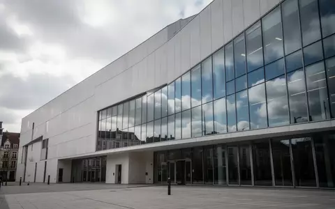 Moderne Büroarchitektur mit Glasfassade bei bewölktem Himmel in Brüssel - Foto: über boerse-global.de