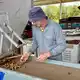 Die Verarbeitung von Macadamia ist aufwendig. - Bild: Carola Frentzen/dpa