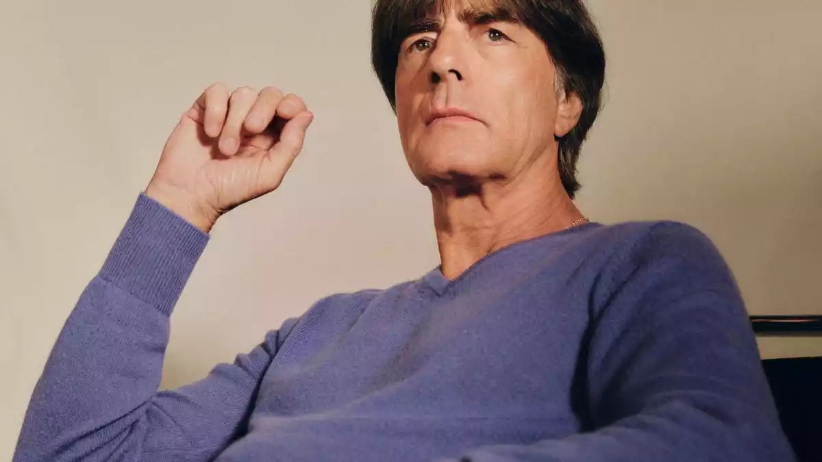 Bei Lidl: Royalblauer Glückspullover von Jogi Löw feiert Comeback / 100 Prozent Kaschmir für nur 49,99 Euro - neue Herbstkollektion von Strenesse Blue in allen Lidl-Filialen und im Onlineshop - Bild: presseportal.de
