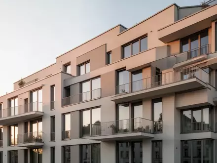 Moderne Fassade eines Wohnhauses in einer deutschen Stadt bei Sonnenuntergang. - Foto: über boerse-global.de