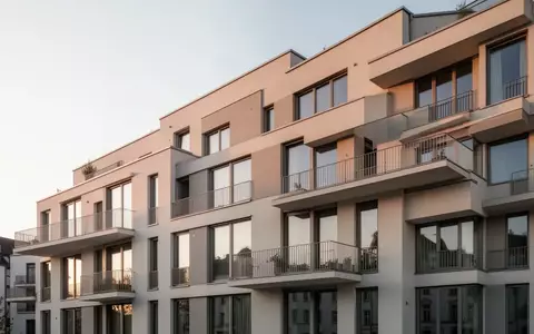 Moderne Fassade eines Wohnhauses in einer deutschen Stadt bei Sonnenuntergang. - Foto: über boerse-global.de