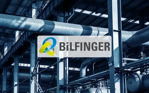 Industrielle Anlage in kühlem Licht als Symbol für wirtschaftliche Umstrukturierung und Sparmaßnahmen. - Foto: über boerse-global.de