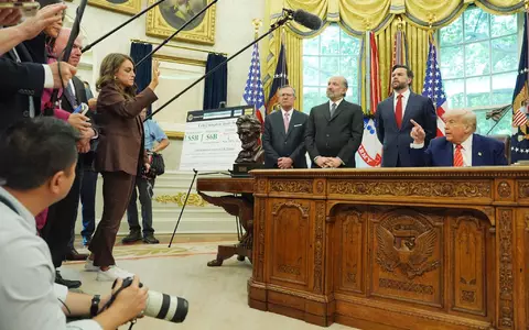 Die US-Regierung muss den Journalisten der Sender CNN, MS NOW sowie des Nachrichtenportals «Politico» vorerst wieder Zugang zum Weißen Haus gewähren. (Archivbild) - Foto: Evan Vucci/AP/dpa