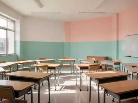 Ein leerer, heller Klassenraum in einer mexikanischen Schule mit in einem Halbkreis angeordneten Holztischen und natürlichem Tageslicht. - Foto: über boerse-global.de