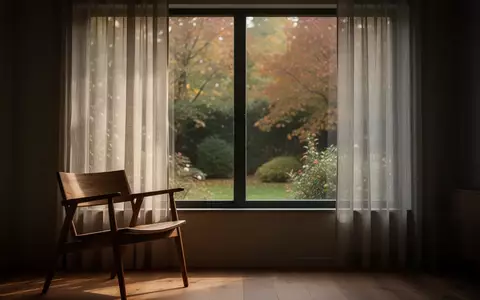 Ein ruhiger Raum mit Tageslicht und Blick in einen herbstlichen Garten, der eine Atmosphäre der Genesung vermittelt. - Foto: über boerse-global.de