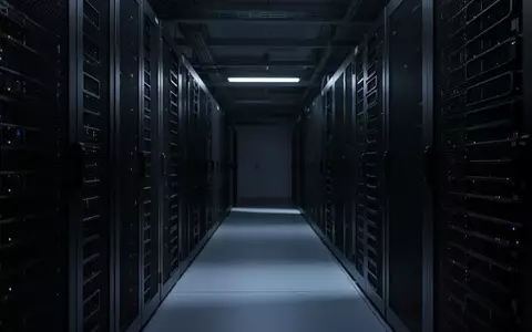 Ein dunkler, minimalistischer Serverraum mit industriellen Lüftungsgittern und metallischen Strukturen in kühlem Licht. - Foto: über boerse-global.de