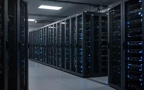 Moderne Serverinfrastruktur in einem professionellen Rechenzentrum mit blauen Statusleuchten. - Foto: über boerse-global.de