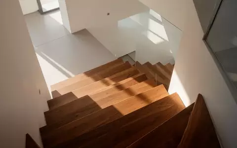 Eine minimalistische Treppe in einem hellen, modernen Gebäude mit klaren Linien und natürlichem Lichteinfall. - Foto: über boerse-global.de