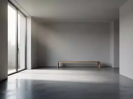 Ein minimalistischer, leerer Raum mit poliertem Betonboden und weichem Tageslicht, das durch ein großes Fenster fällt. - Foto: über boerse-global.de