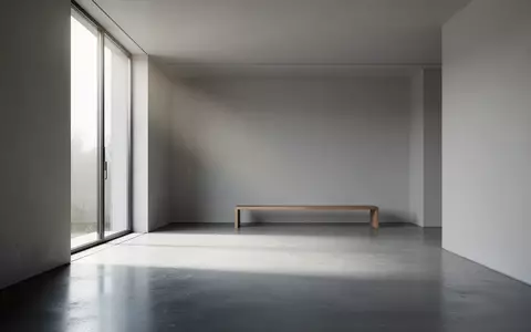 Ein minimalistischer, leerer Raum mit poliertem Betonboden und weichem Tageslicht, das durch ein großes Fenster fällt. - Foto: über boerse-global.de