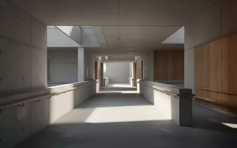 Ein barrierefreies, modern gestaltetes Gebäudeinnere mit einer Rampe und klaren architektonischen Linien bei natürlichem Licht. - Foto: über boerse-global.de