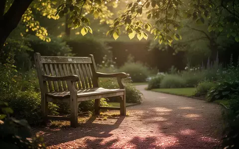 Ein sonnendurchfluteter Park mit einer leeren Holzbank in einem ruhigen Garten bei goldenem Licht. - Foto: über boerse-global.de