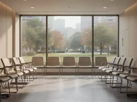 Ein heller, moderner Wartebereich in einer Arztpraxis mit leeren Stühlen und Blick ins Grüne. - Foto: über boerse-global.de