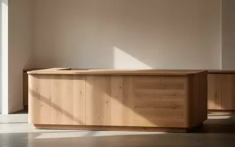 Ein leerer, minimalistischer Verkaufstresen aus hellem Holz in einem hellen, ruhigen Ladenlokal ohne Kassensysteme. - Foto: über boerse-global.de