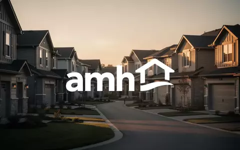 Moderne Einfamilienhaussiedlung in der Abenddämmerung mit atmosphärischer Beleuchtung. - Foto: über boerse-global.de