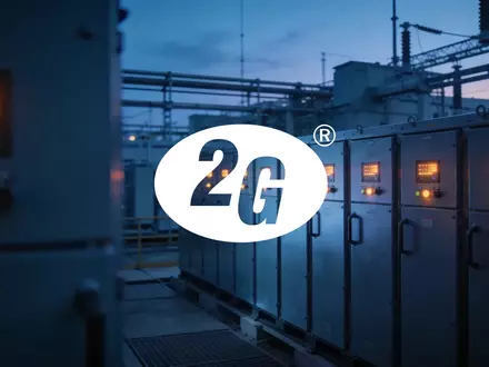 Moderne industrielle Energiespeicheranlage bei Dämmerung, symbolisiert Fortschritt im Bereich nachhaltiger Energietechnik. - Foto: über boerse-global.de