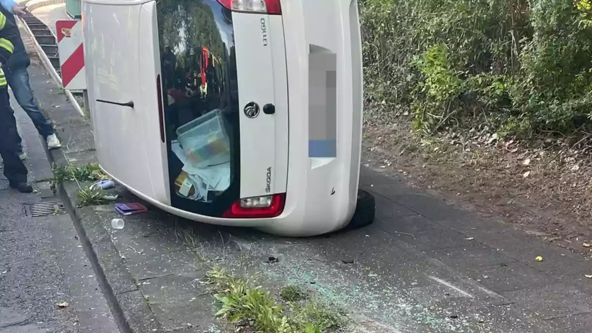 POL-HA: 26-jährige Frau verletzt sich bei Verkehrsunfall in Haspe leicht - Auto kippt auf die Seite - Bild: presseportal.de