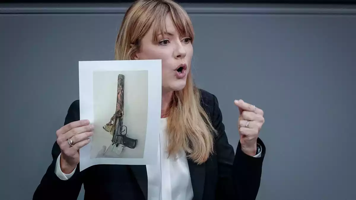 Dass die stellvertretende Vorsitzende der Linksfraktion, Clara Bünger, während ihrer Rede zur Reform der Nachrichtendienste das Bild einer Waffe der NSU-Terroristen hochhält, stößt auf Kritik bei Bundestagspräsidentin Julia Klöckner (CDU).  - Bild: Kay Nietfeld/dpa