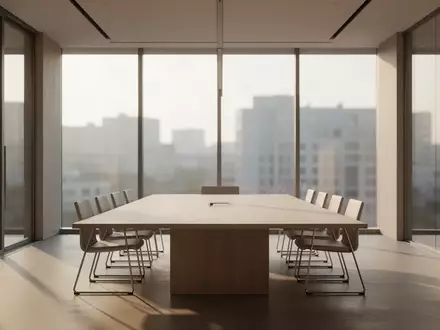 Ein heller, leerer Konferenzraum mit einem Holztisch in einer modernen Büroumgebung. - Foto: über boerse-global.de