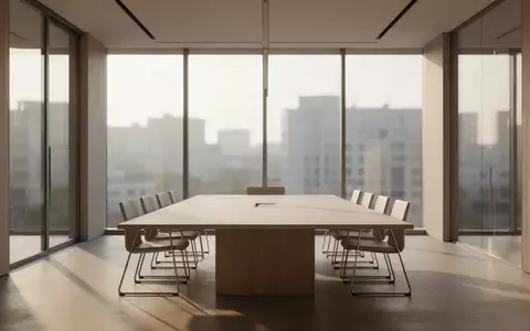 Ein heller, leerer Konferenzraum mit einem Holztisch in einer modernen Büroumgebung. - Foto: über boerse-global.de