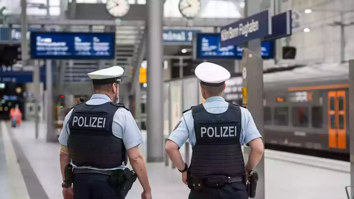 BPOL NRW: Handydiebstahl am Flughafen Köln/Bonn - Bundespolizei kommt mutmaßlichem Täter auf die Spur - Bild: presseportal.de