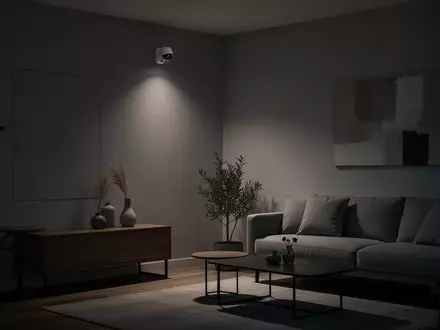 Ein minimalistisch eingerichtetes Wohnzimmer bei gedimmtem Licht, in dem eine Überwachungskamera montiert sein könnte. - Foto: über boerse-global.de