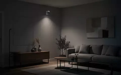 Ein minimalistisch eingerichtetes Wohnzimmer bei gedimmtem Licht, in dem eine Überwachungskamera montiert sein könnte. - Foto: über boerse-global.de