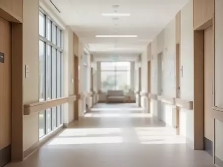 Ein heller, moderner Krankenhausflur mit freundlicher Atmosphäre und Tageslicht, ohne Personen. - Foto: über boerse-global.de