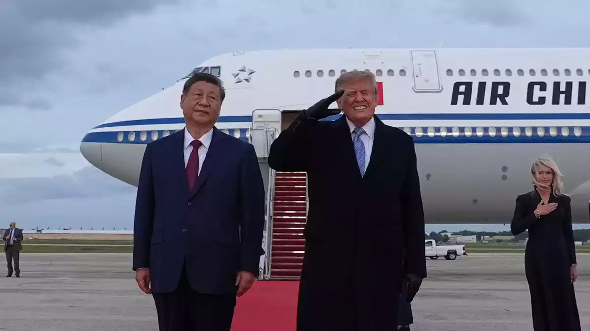 US-Präsident Donald Trump verzog es das Gesicht, als Bomber des US-Militärs über der Empfangszeremonie hinwegflogen.  - Bild: Alex Brandon/AP/dpa