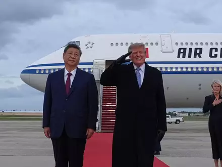 US-Präsident Donald Trump verzog es das Gesicht, als Bomber des US-Militärs über der Empfangszeremonie hinwegflogen.  - Foto: Alex Brandon/AP/dpa