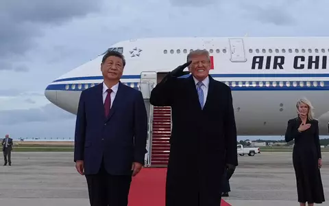 US-Präsident Donald Trump verzog es das Gesicht, als Bomber des US-Militärs über der Empfangszeremonie hinwegflogen.  - Foto: Alex Brandon/AP/dpa