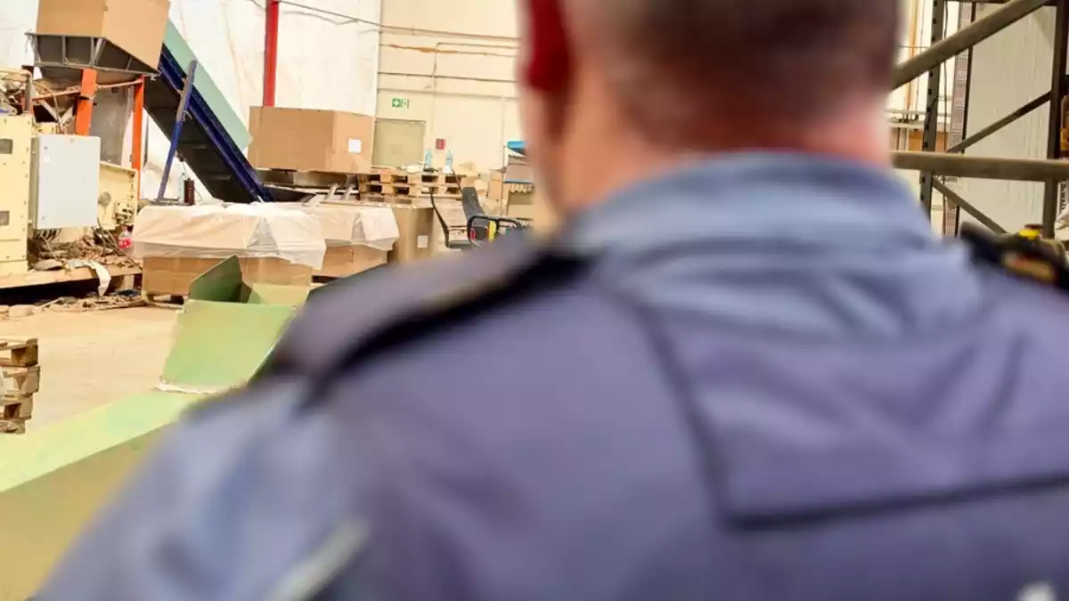 ZOLL-E: StA Düsseldorf und ZFA Essen:Durchsuchungen und Vollstreckung von Haftbefehlen im Bereich der illegalen Zigarettenproduktion-illegale Zigarettenfabrik -21 Festnahmen- Steuerschaden im Millionenbereich - Bild: presseportal.de
