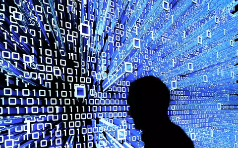 Viele Unternehmen sehen die Digitalisierung laut einer Umfrage durch Datenschutz gehemmt. (Symbolbild) - Foto: Peter Steffen/dpa