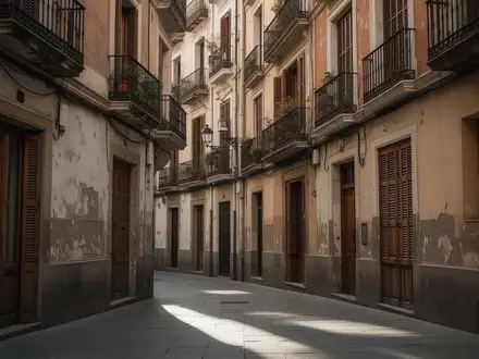 Eine ruhige, historische Wohnstraße im Madrider Stadtteil Retiro mit alten Wohngebäuden und traditionellen Balkonen. - Foto: über boerse-global.de